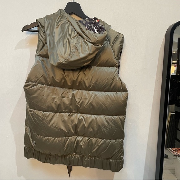 Lululemon Athletica reversible Floral Puffer Vest - Picture 7 of 8